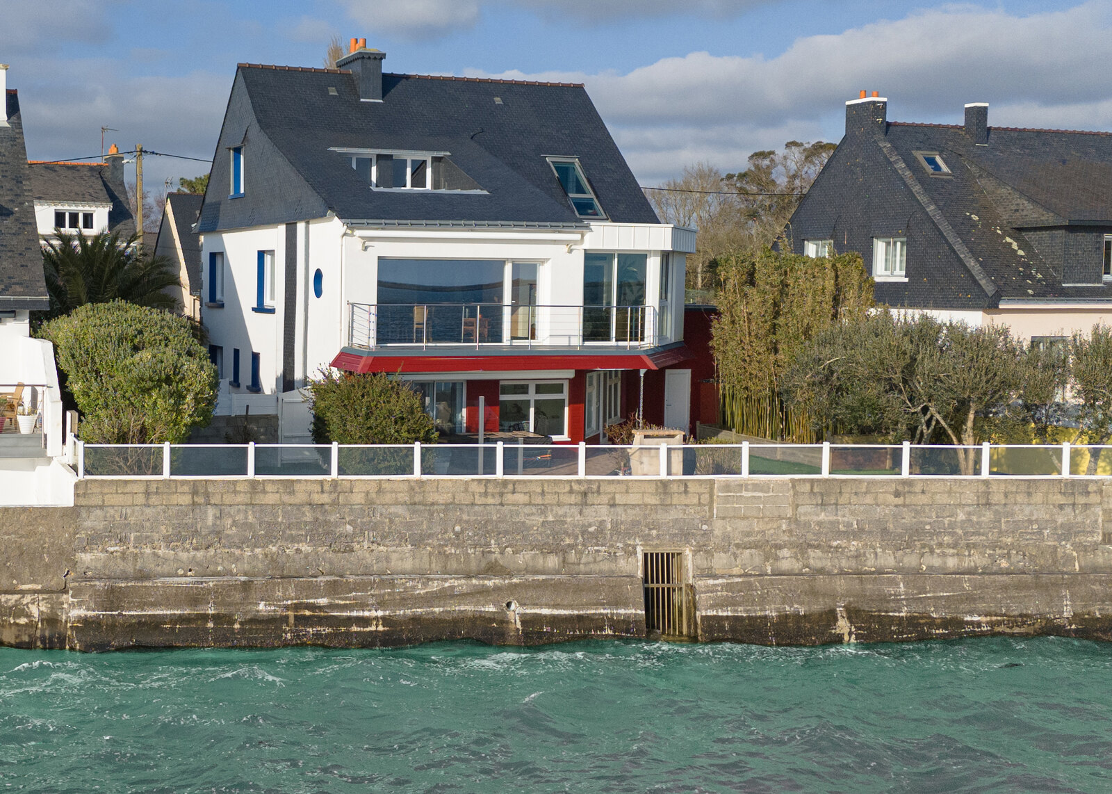 La façade côté mer, vue depuis l'eau
